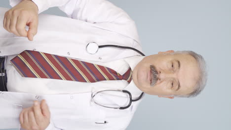 Vertical-video-of-The-old-doctor-shows-the-correct-sneeze.